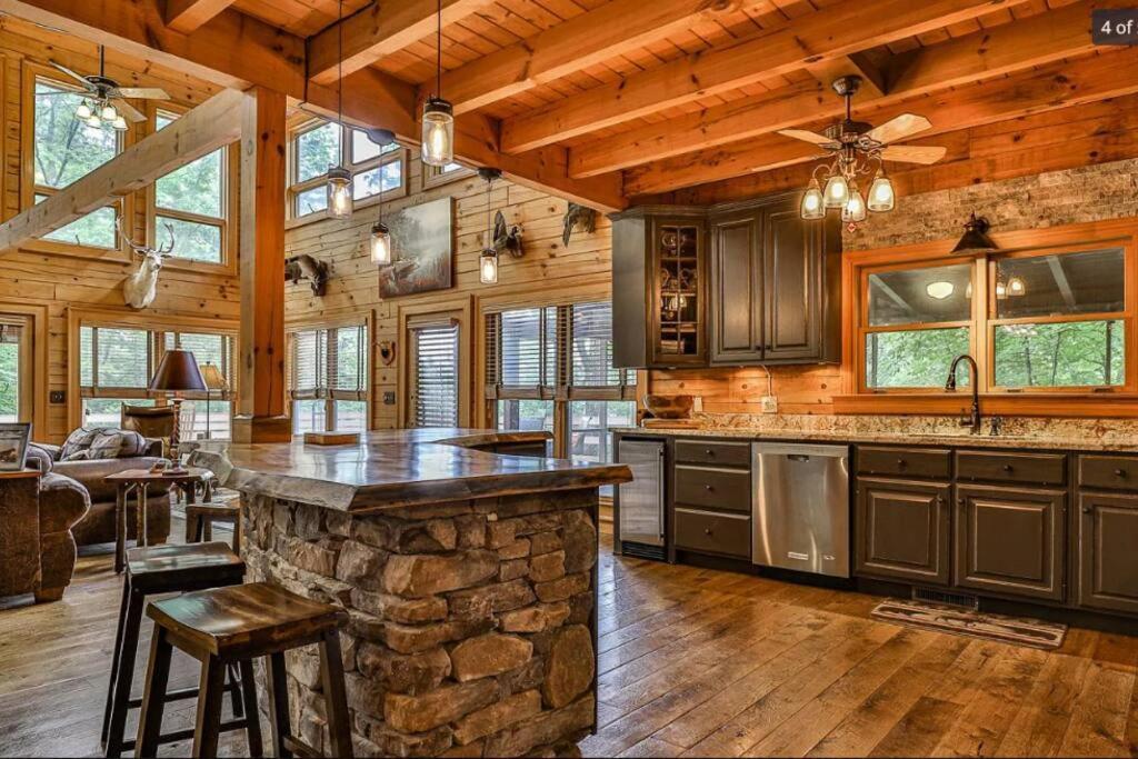 Blue Ridge Bliss- Spacious Cabin, Pets, Hot Tub! エクステリア 写真