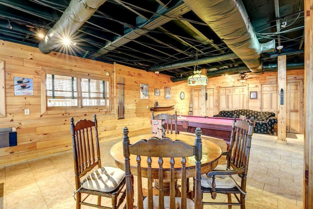 Blue Ridge Bliss- Spacious Cabin, Pets, Hot Tub! エクステリア 写真