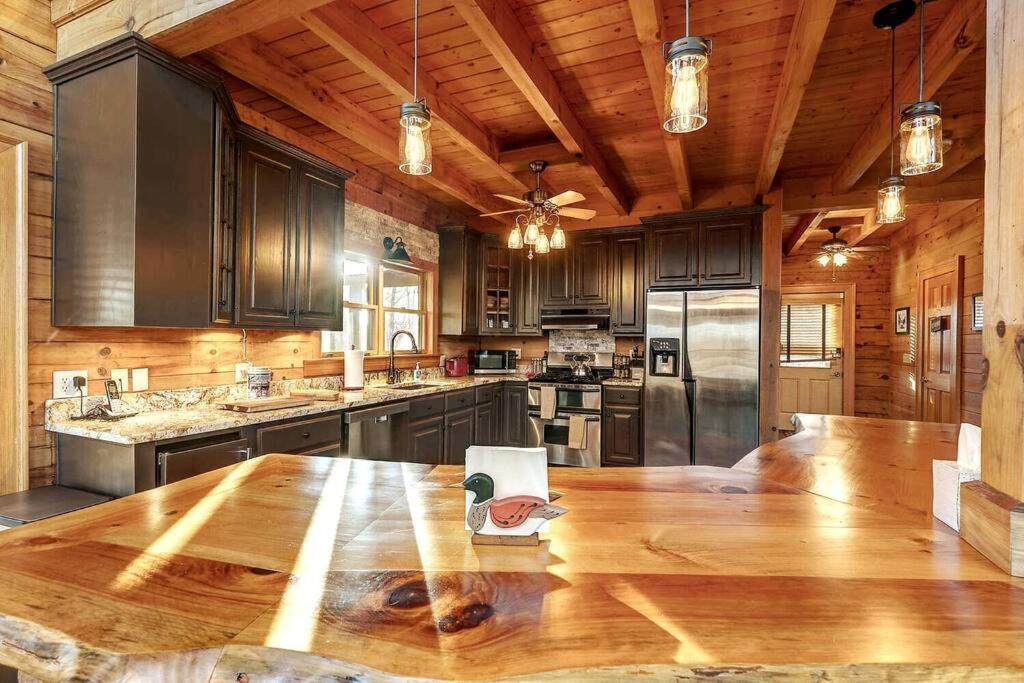 Blue Ridge Bliss- Spacious Cabin, Pets, Hot Tub! エクステリア 写真
