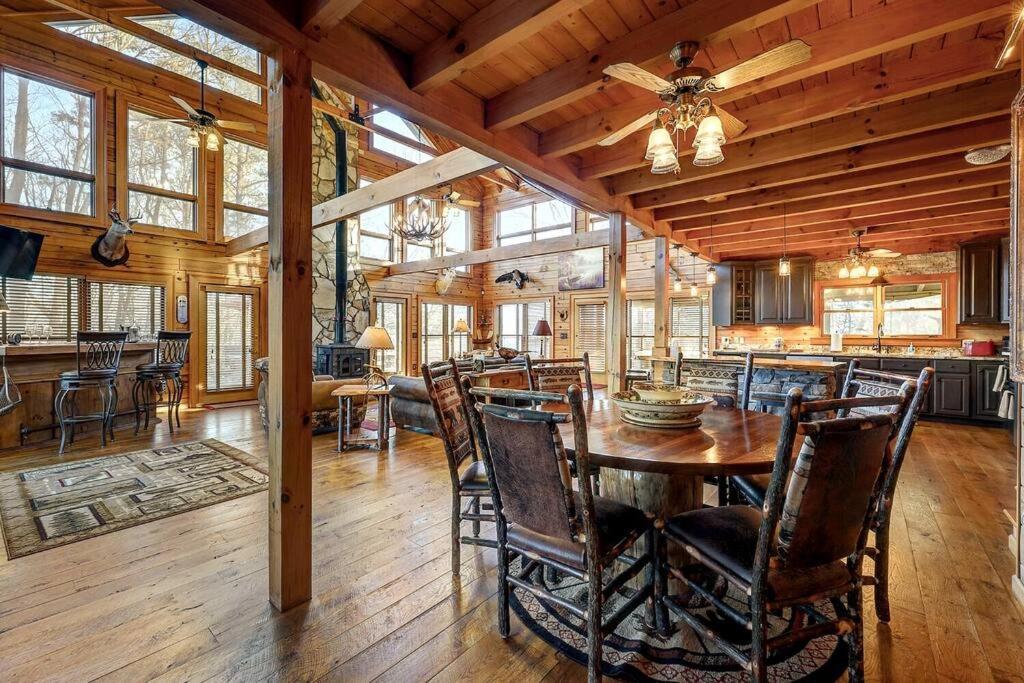 Blue Ridge Bliss- Spacious Cabin, Pets, Hot Tub! エクステリア 写真