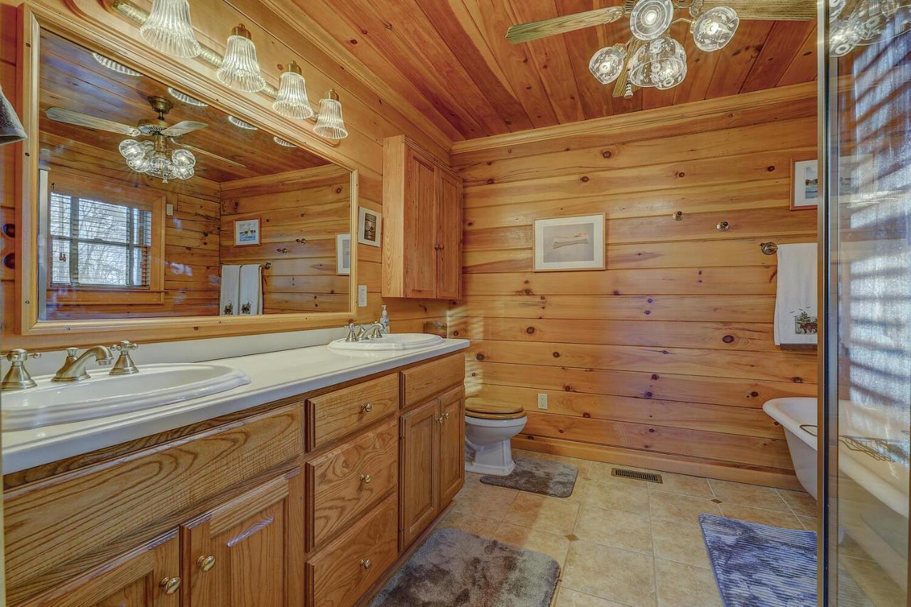 Blue Ridge Bliss- Spacious Cabin, Pets, Hot Tub! エクステリア 写真